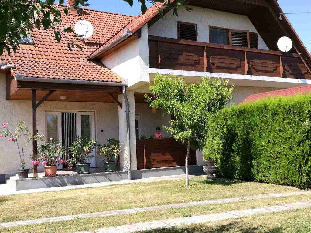 Sara Vendeghaz Apartment Balatonkeresztúr Exterior foto