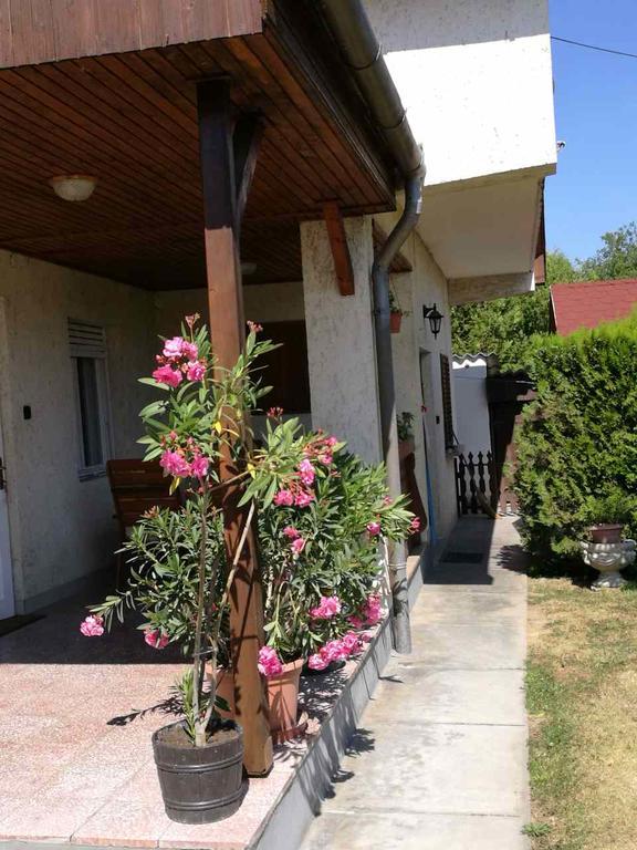 Sara Vendeghaz Apartment Balatonkeresztúr Exterior foto