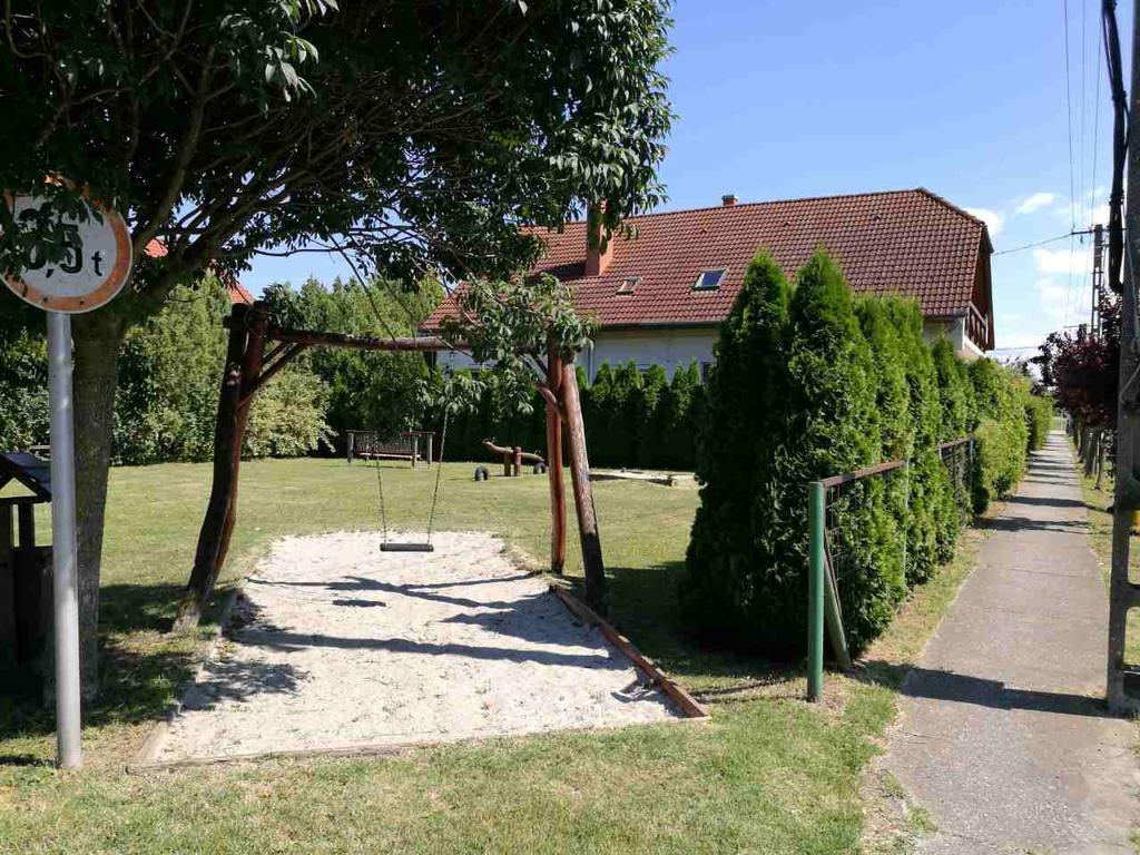 Sara Vendeghaz Apartment Balatonkeresztúr Exterior foto